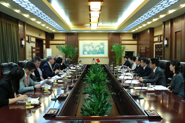 张仲秋会见美国农业部副部长泰德麦金尼