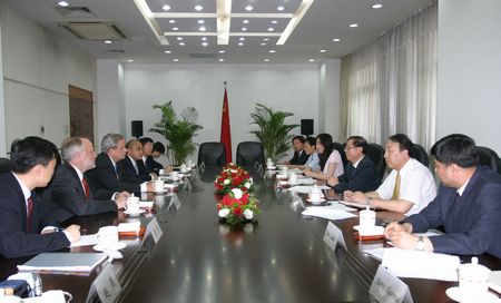 危朝安副部长会见美国杜邦公司董事长