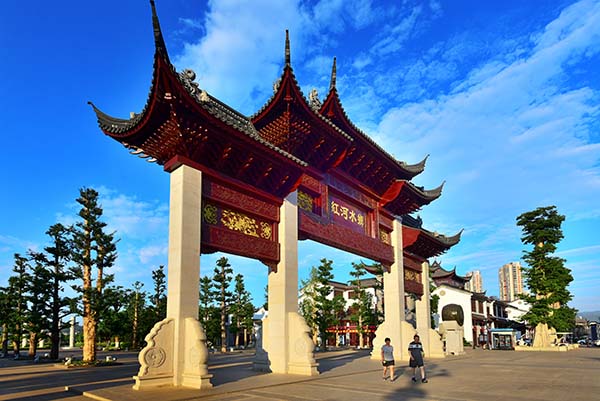 2红河水乡大门.jpg