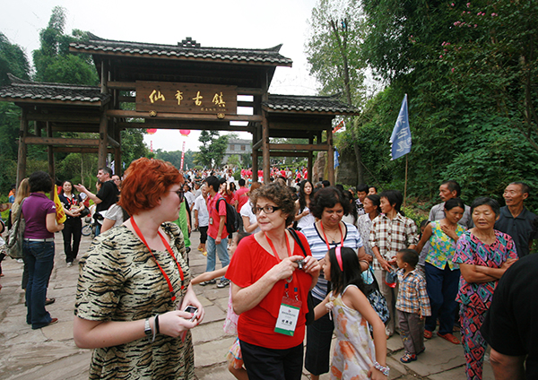 八方宾客游古镇（1）.JPG