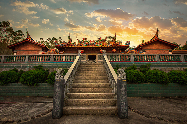 夕照长泰鼓鸣岩千年古寺庙.jpg