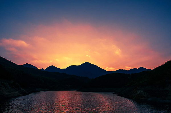 夕阳下的云灵山湖垂钓基地.JPG