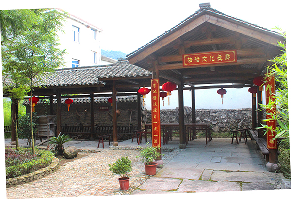 法治文化长廊兼农耕文化园.jpg