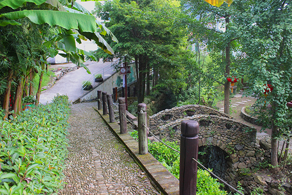 何婆岭村内游步道.jpg
