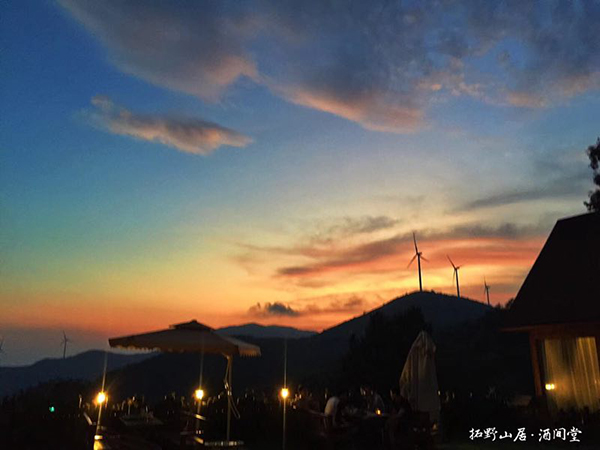 余晖中的拓野山居.jpg