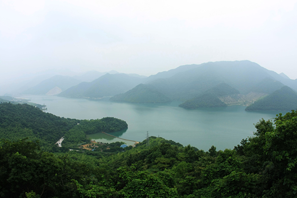 金峨湖的秀丽.jpg