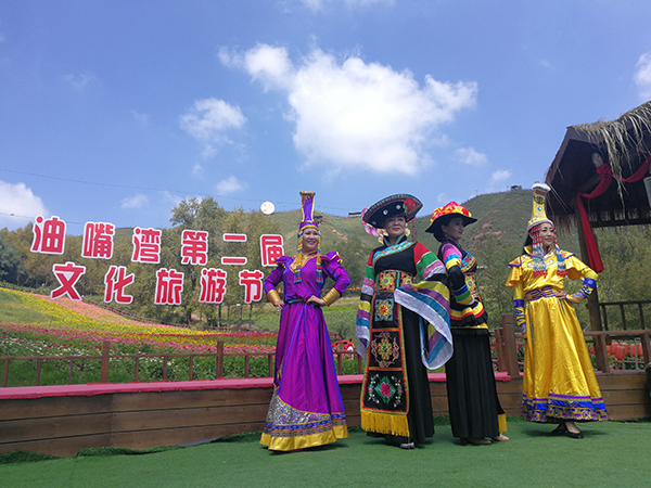 民族服装展示.jpg