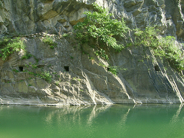 栈道遗迹.jpg