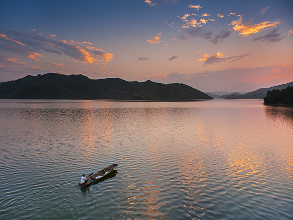 万峰湖DSC_2047兴义市新闻中心 张霆  电话：13885921965.jpg