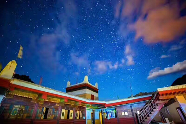 甲居民居接待站夜景.jpg