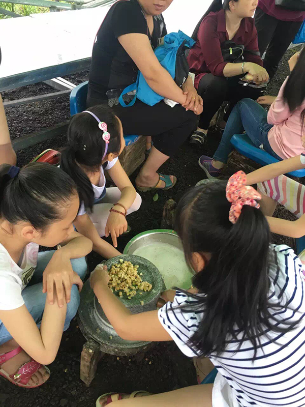 农家乐磨豆子5.jpg