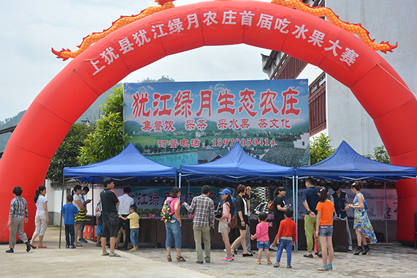 园村吃水果大赛.jpg
