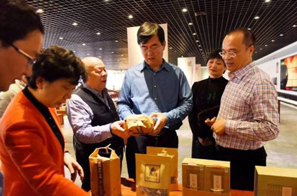 省委常委市委书记李炳军调研虔心小镇.jpg