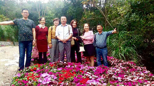 游客在花丛.jpg