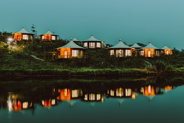 鲁能美丽乡村特色蒙古包夜景.jpg