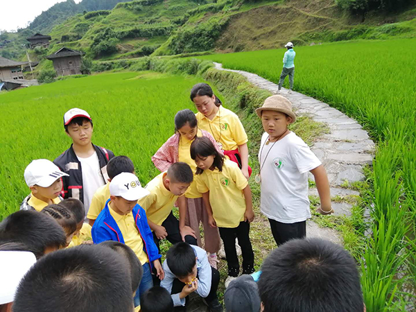 乌东村游客体验农耕文化.jpg