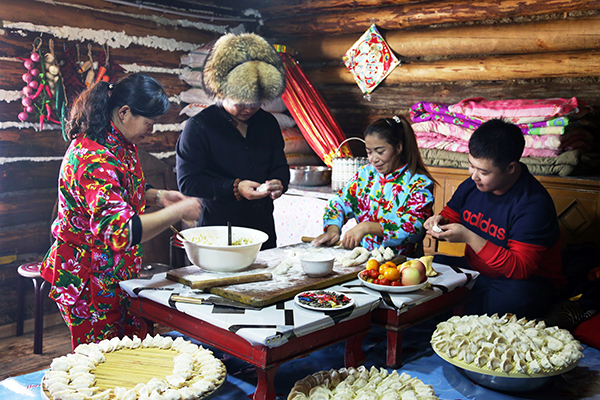 根河市冷极村游客包饺子.JPG