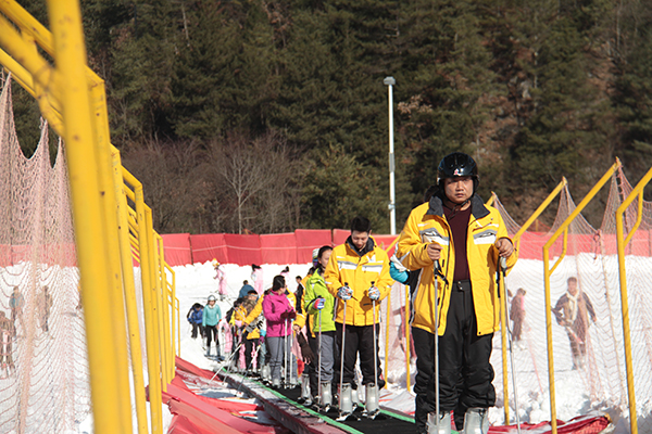 滑雪场中级道魔毯.jpg