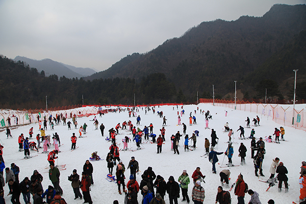 火热的滑雪场.JPG