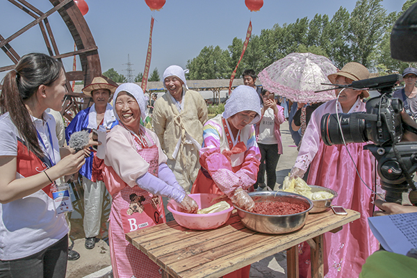 图片13：现场制做朝族辣白菜  副本.jpg