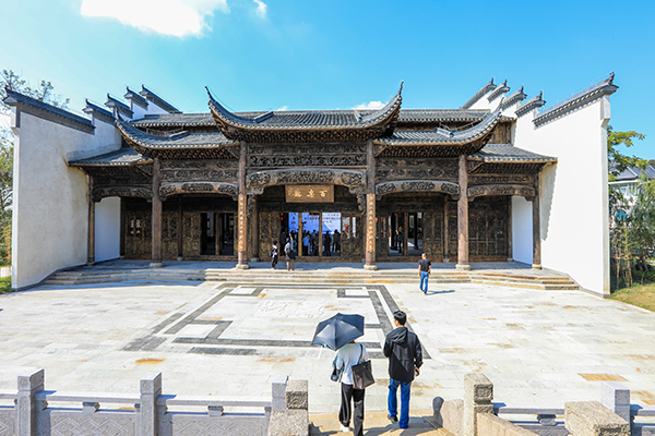 游客在百桌厅游玩.JPG