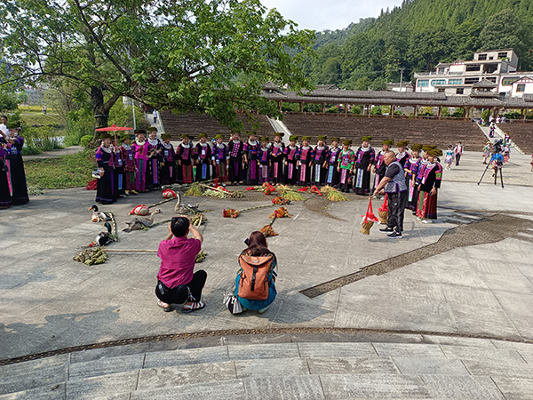 （梁启用拍摄，联系电话：13984690448）“八月八”民族风情节日（尝新活动）.jpg