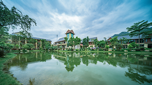 1栖霞山湖景一角.jpg