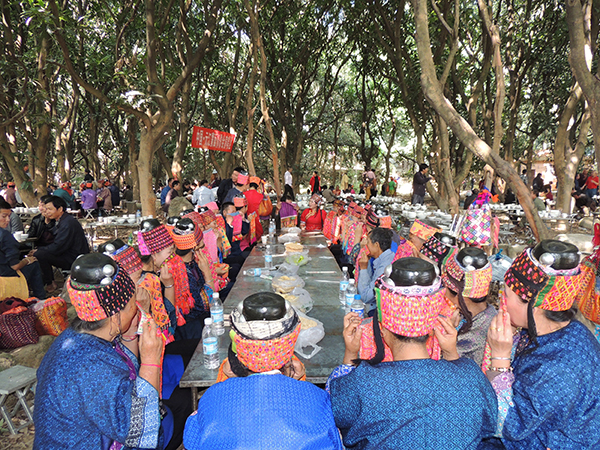 6傣族蒙面情歌会对唱现场.jpg