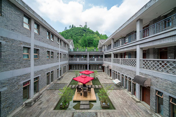 18.八斗台星空假日驿站-酒店中庭.jpg