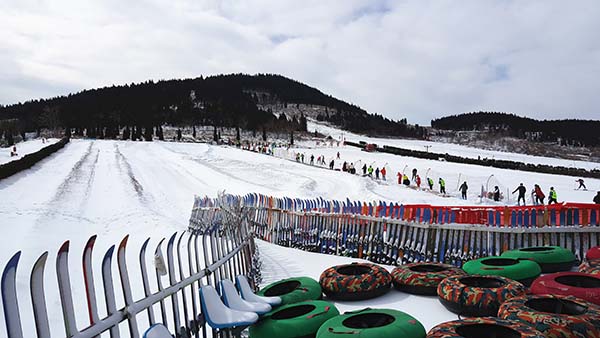 1、青州市驼山滑雪场全景.jpg