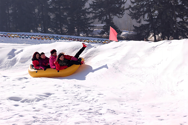 8.游客在康乐滑雪场游玩.jpg