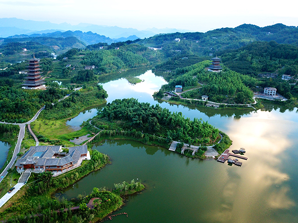 1.绿满青山湖  .jpg
