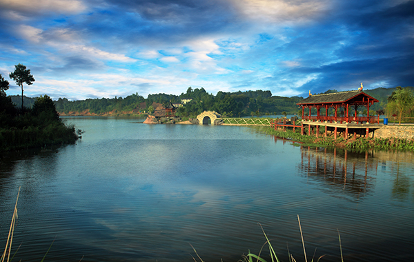 3.美丽青山湖.jpg