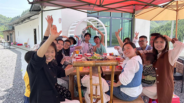 游客在农家小院开心用餐.png