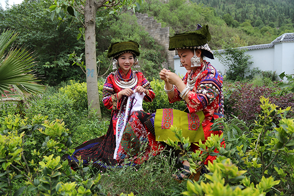 图10：民族服饰.JPG