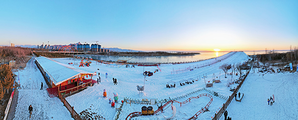 内蒙古自治区乌海市海勃湾区乌海湖冰雪世界冰雪滑道.jpg