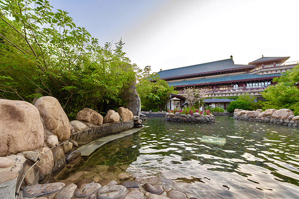 图片8：观湖城堡酒店温泉.jpg
