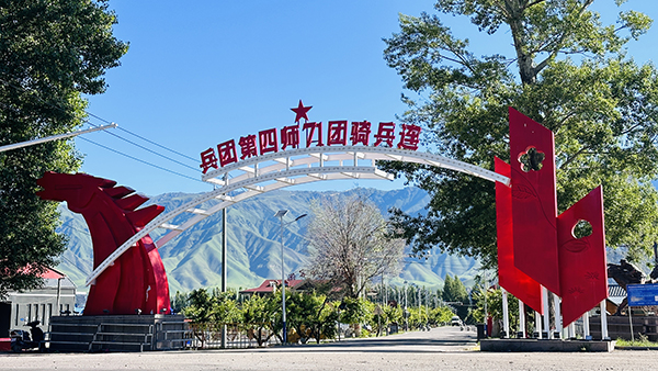 图片1骑兵连景区大门，崩腾的马造型.jpg
