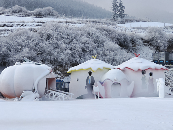 瞿昙国际滑雪场冬季卡通厕所.jpg