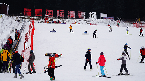 药草台景区---群众滑雪.jpg