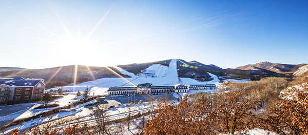 扎兰屯五星村金龙山滑雪场冬天正面.jpg