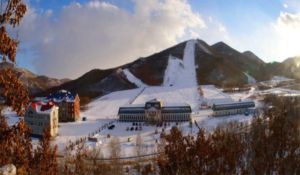 扎兰屯五星村金龙山滑雪场全景.jpg