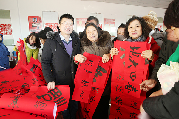 书法家送春联.JPG