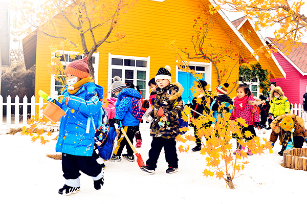 青草坡萌娃嬉雪.jpg