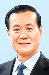     解决贵州“三农”问题，要全面贯彻科学发展观，紧紧抓住新阶段扶贫开发和社会主义新农村建设两大历史任务来进行，尽快使全省农村面貌有比较明显的变化，农民生活水平有比较明显的提高。
