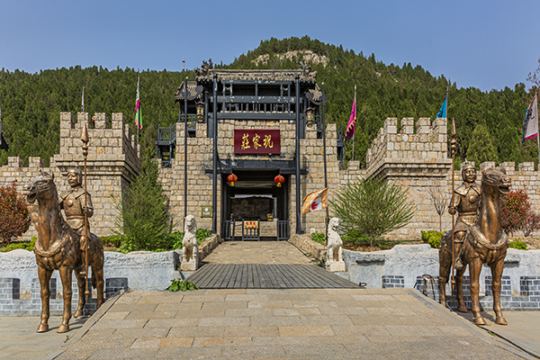 昆仑山景区祝家庄.jpg