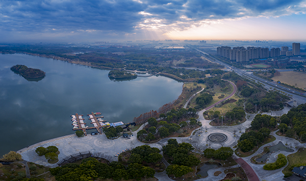 静静的金仓湖.jpg