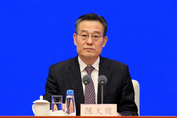 国务院新闻办新闻局局长新闻发言人陈文俊主持新闻发布会