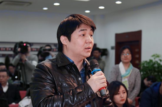 中央电视台记者在提问