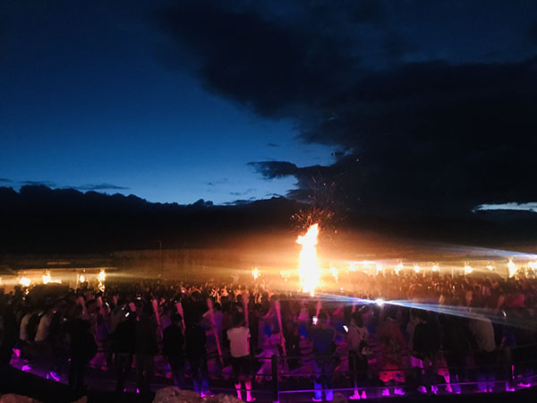 彝寨的篝火晚会.jpg